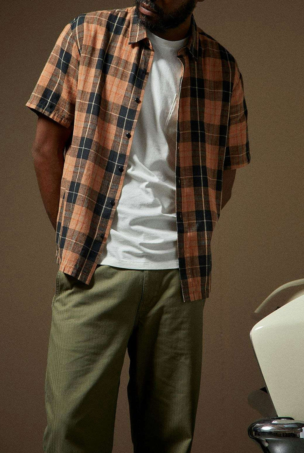 Men's Lifestyle 1 | Cru Linen Blend Relaxed S/S Woven Shirt - Black/Rust Orange