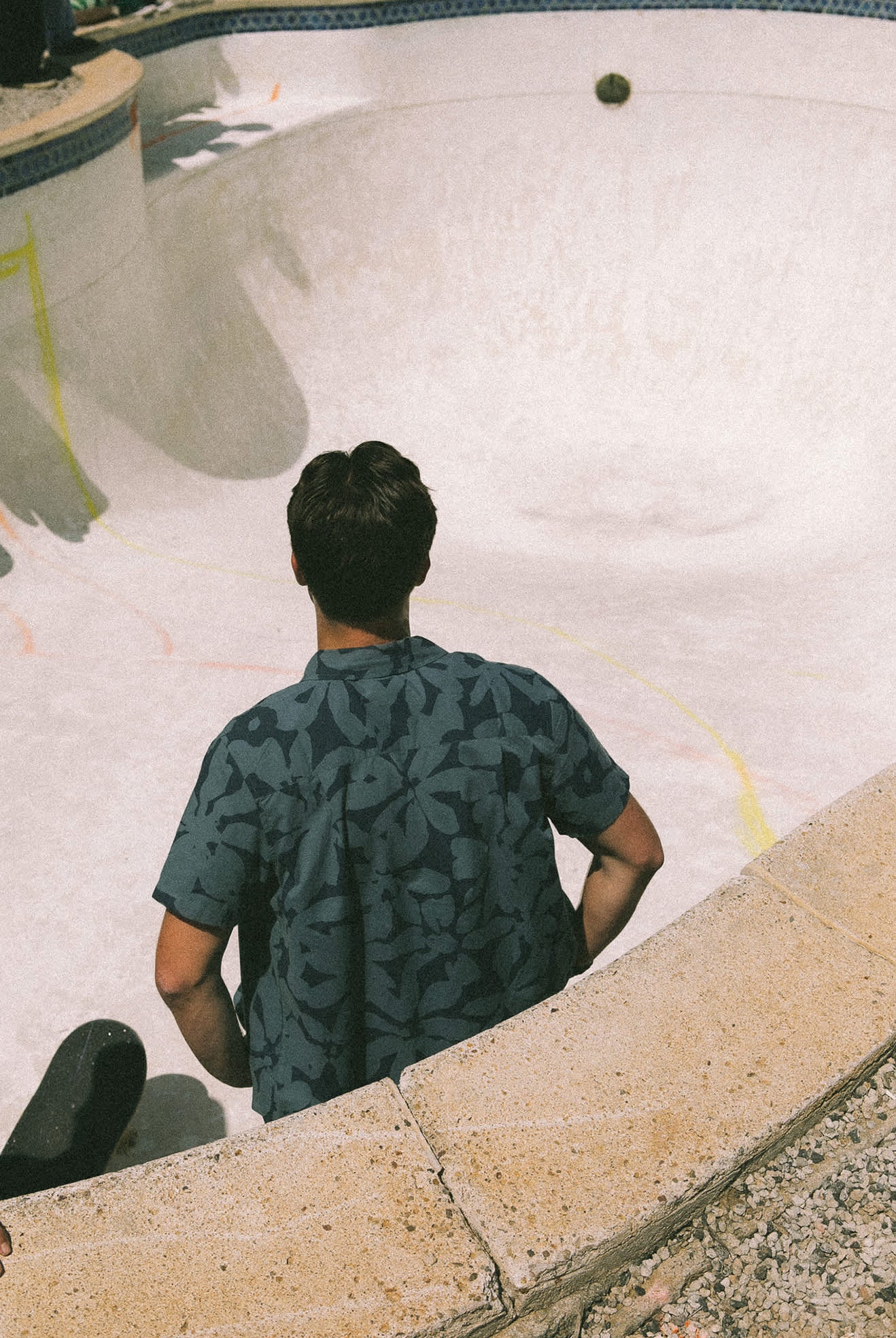 Men's Charter Print S/S Shirt in the color Washed Navy/Azure Blue Floral - Men's Lifestyle image