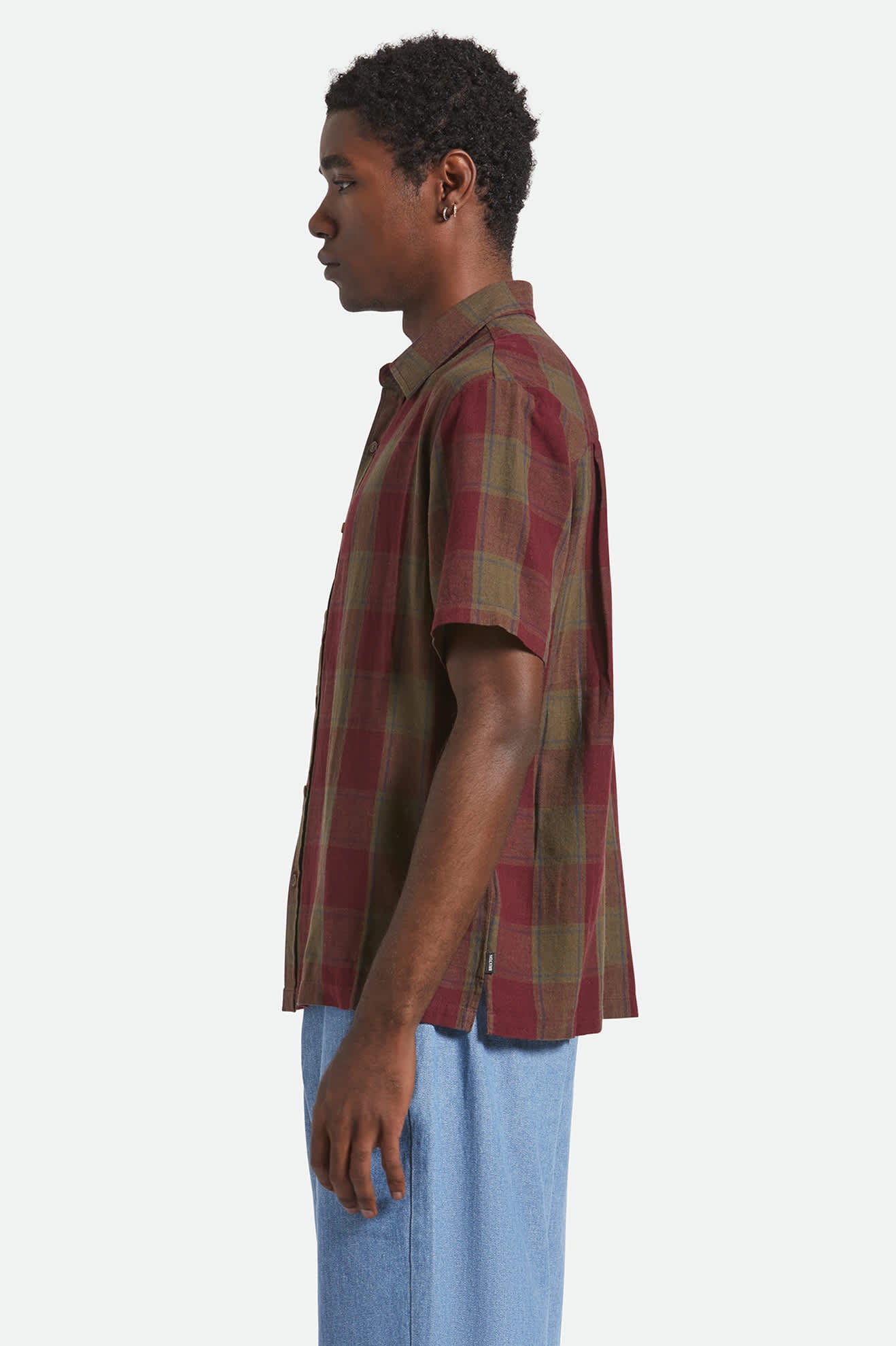 Men's Cru Linen Blend S/S Shirt in the color Olive Surplus/Port - Men's Side View