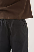 Men's Everyday E-Waist Pant in the color Black - Additional Fit image