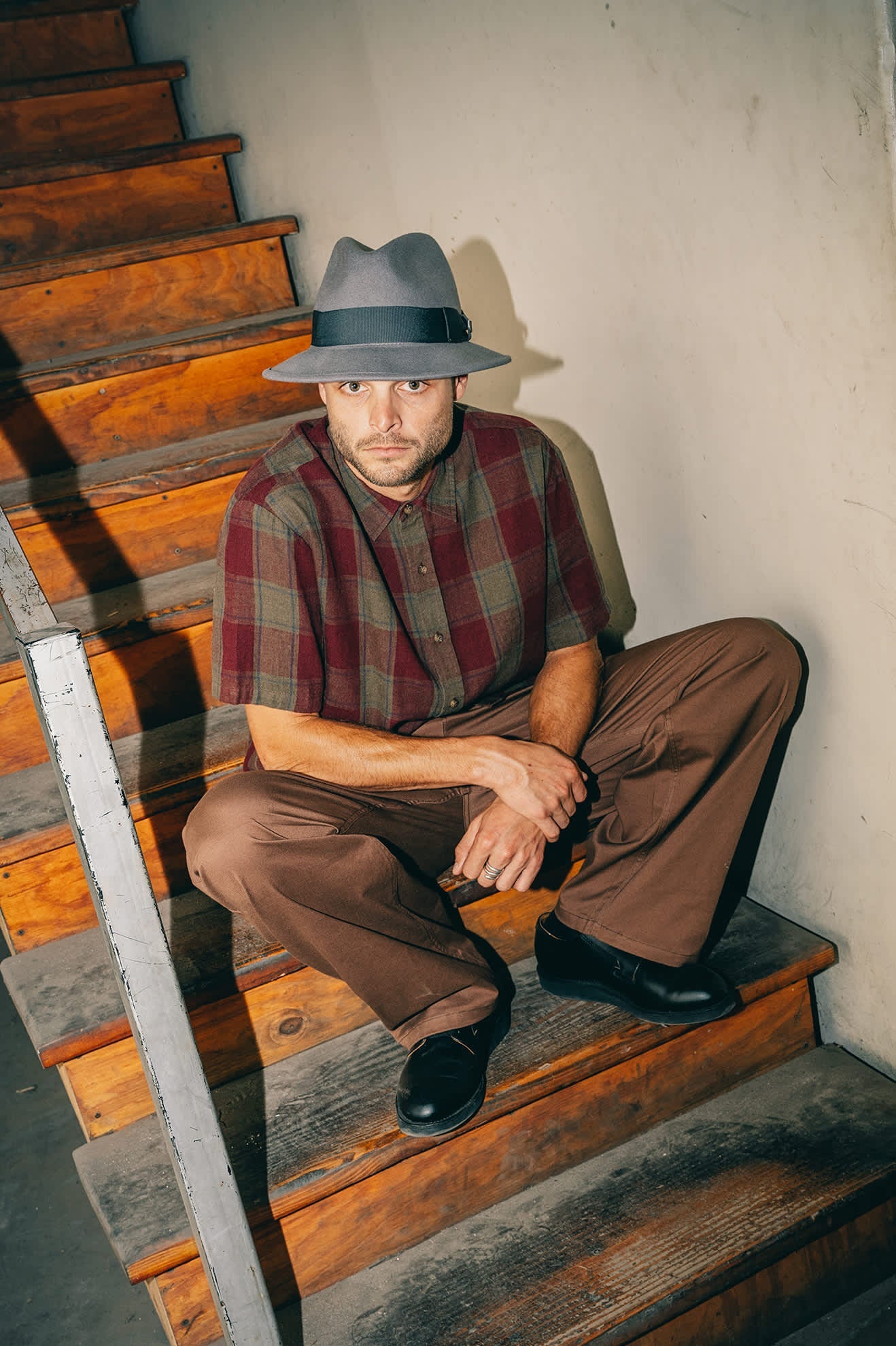 Men's Cru Linen Blend S/S Shirt in the color Olive Surplus/Port - Men's Lifestyle image
