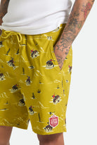 Men's Everyday Stretch Hybrid Short 7" in the color Texas Gold Lone Star - Additional Fit image